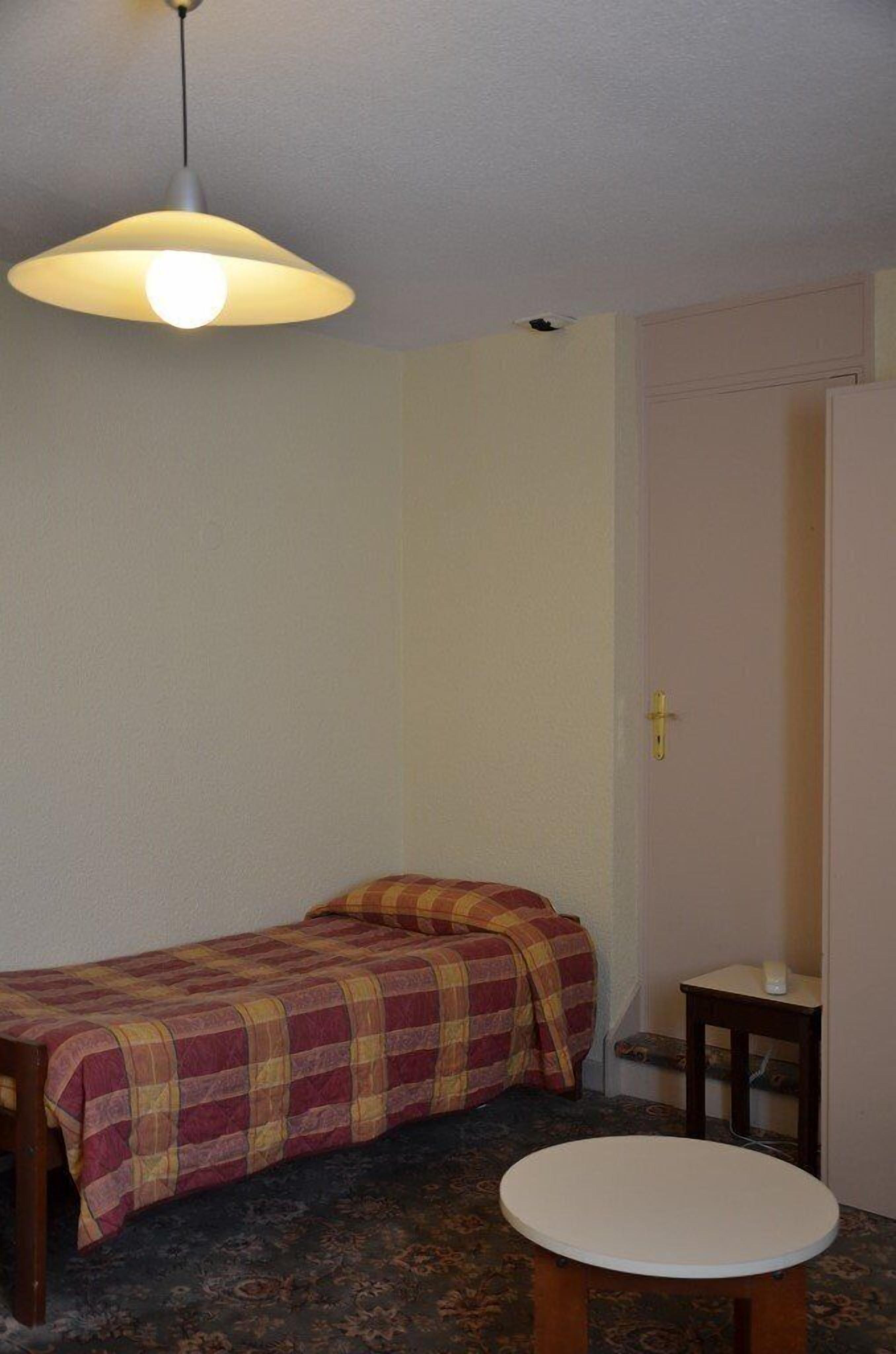 desk, iron/ironing board, free wifi