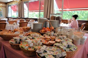 Daily buffet breakfast for a fee