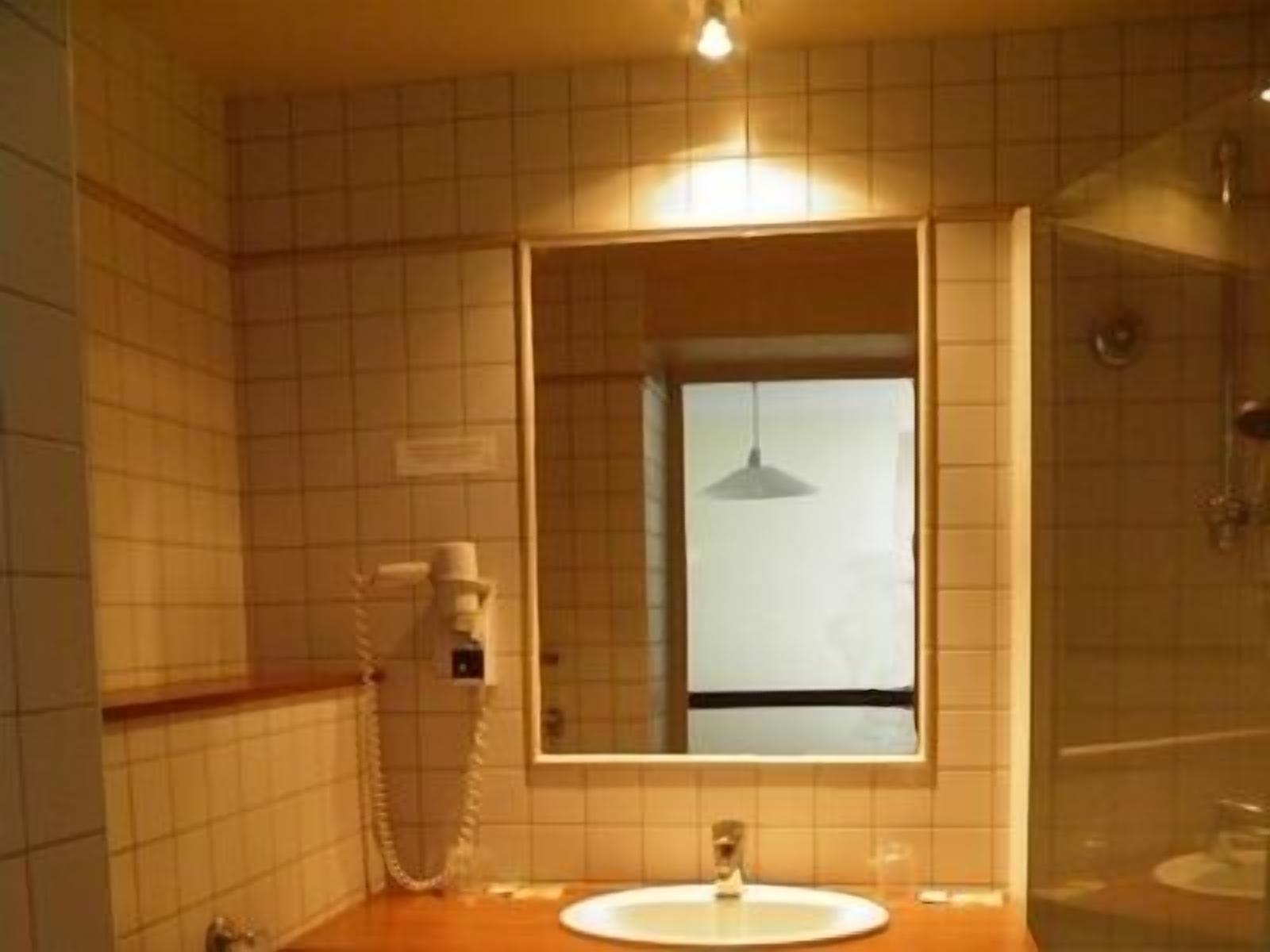 bathtub, free toiletries, hair dryer