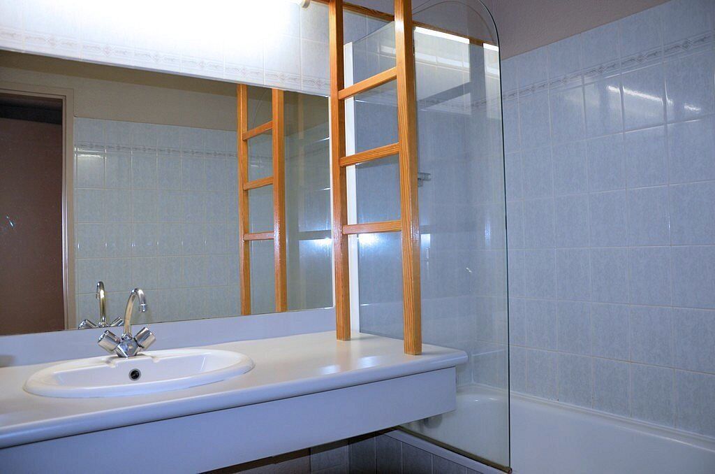 bathtub, free toiletries, hair dryer