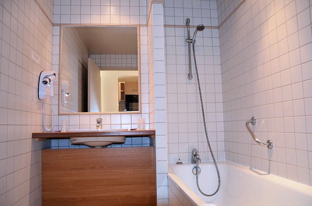 bathtub, free toiletries, hair dryer