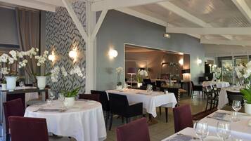 Petit déjeuner, déjeuner et dîner servis sur place