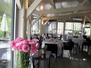 Serveert ontbijt, lunch, diner, regionale gerechten