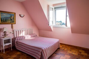 Desk, soundproofing, free cots/infant beds, free WiFi - L'Auberge Basque (Ozon)