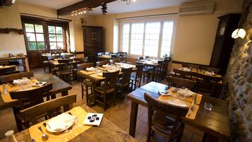 Lunch and dinner served, Regional cuisine