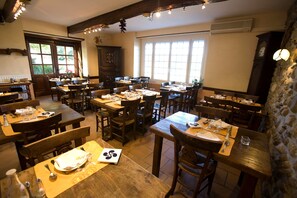 Serveert lunch en diner, regionale gerechten