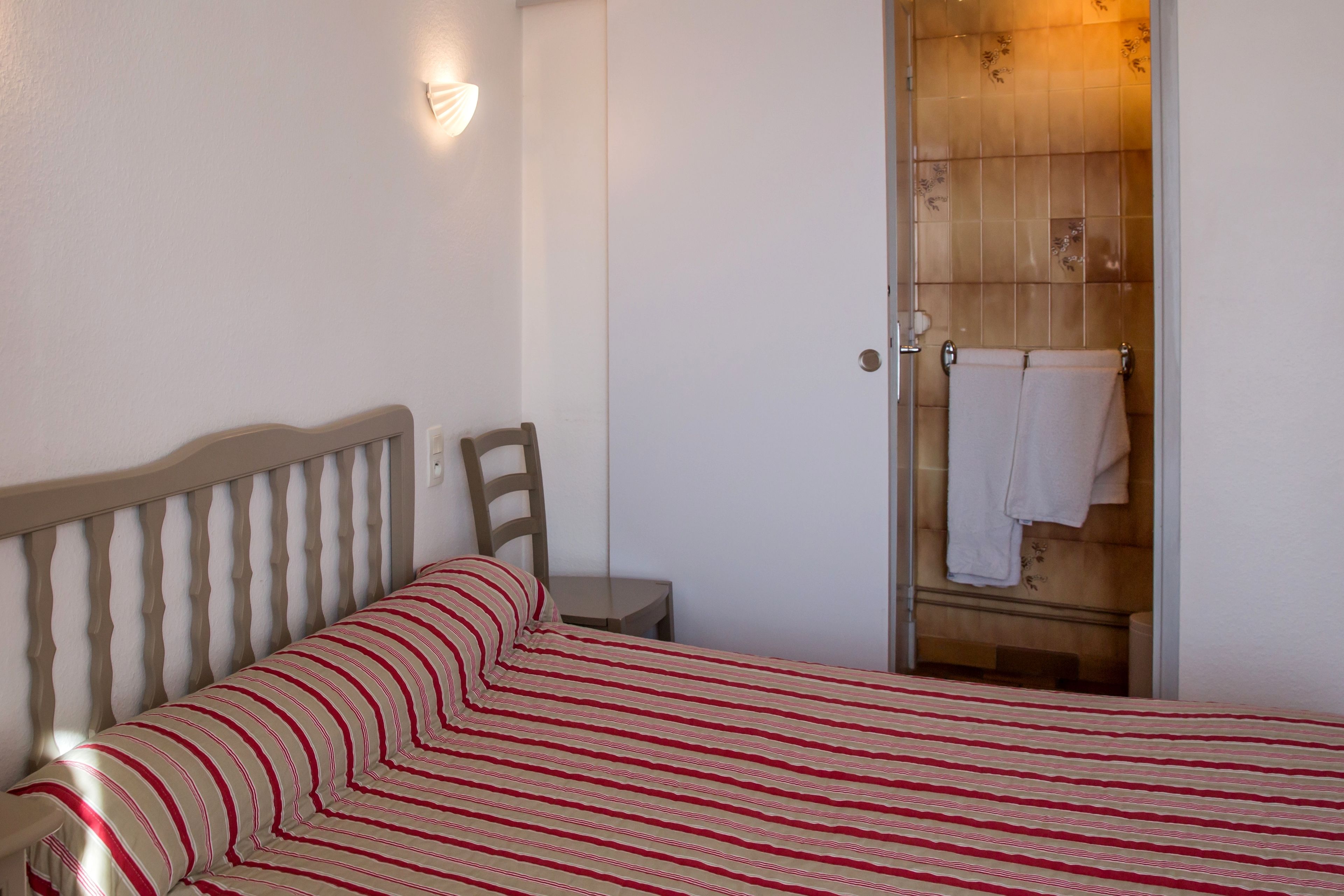 double room | desk, soundproofing, free cots/infant beds, free wifi