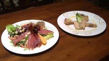 Dos platos de comida sobre una mesa de madera.