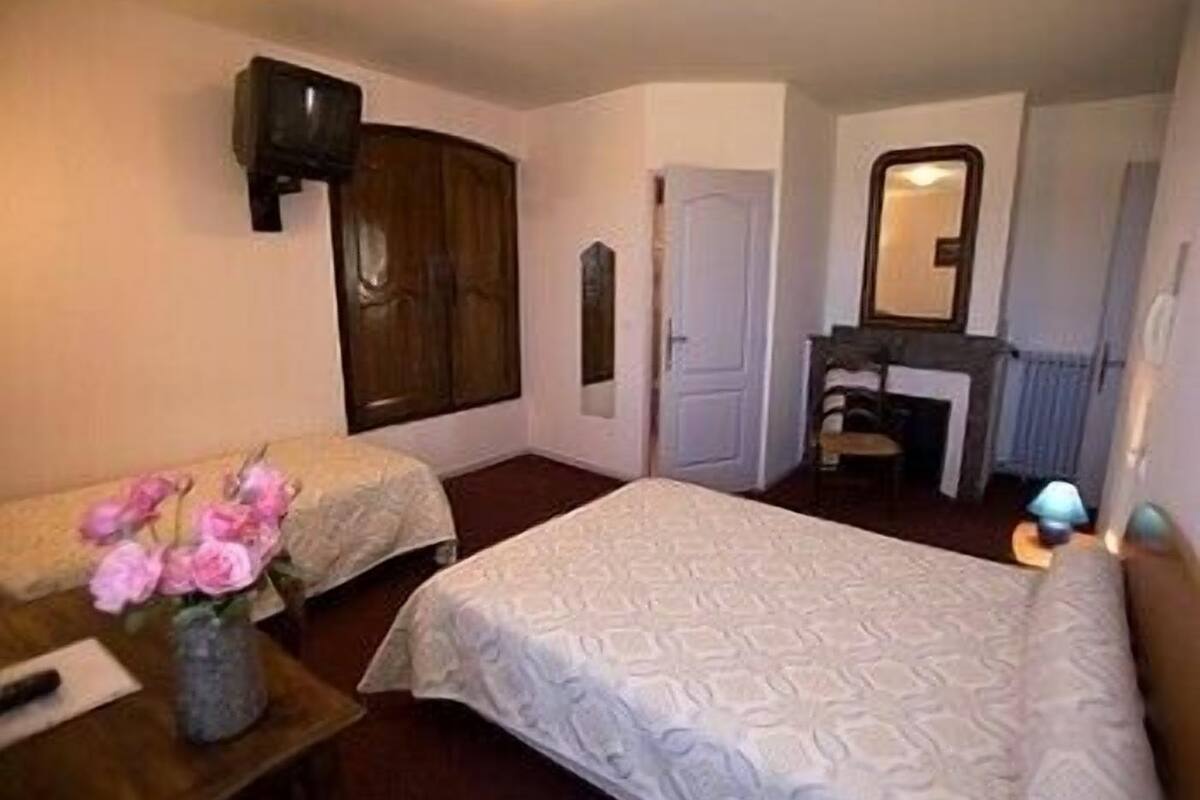 desk, soundproofing, free cots/infant beds, free wifi