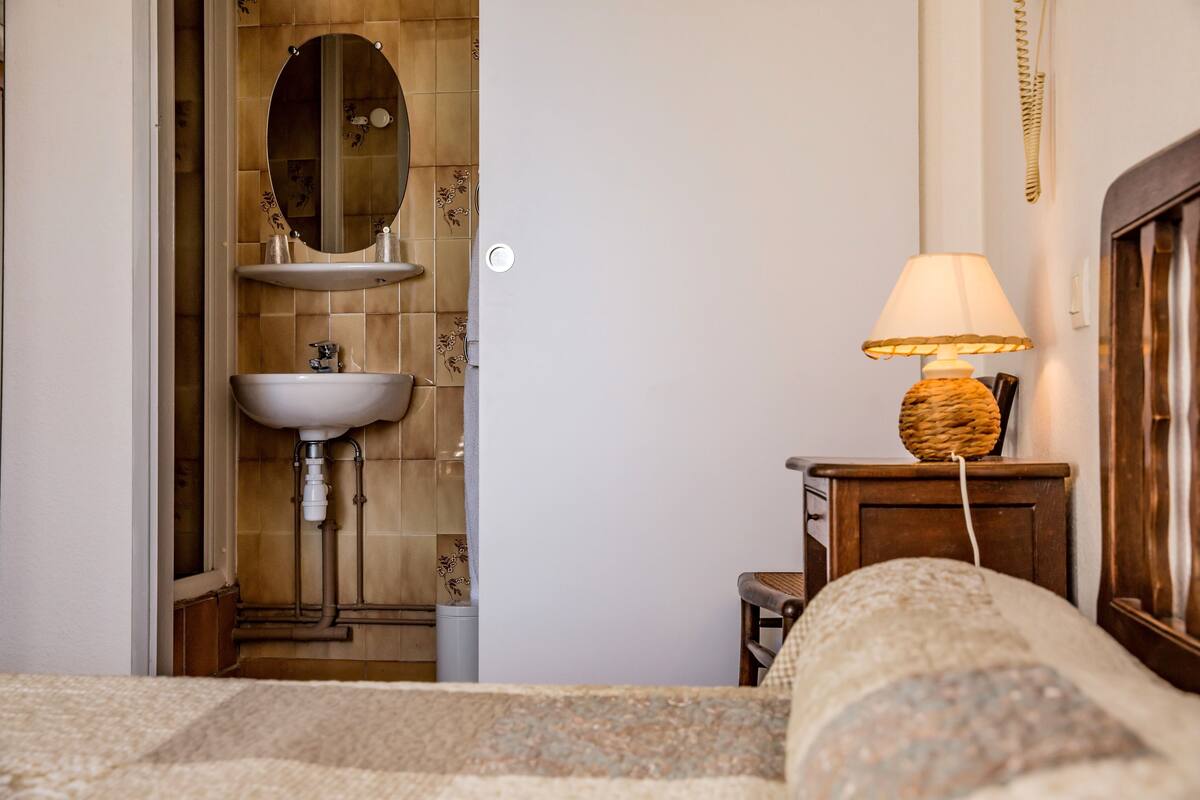 double room | desk, soundproofing, free cots/infant beds, free wifi