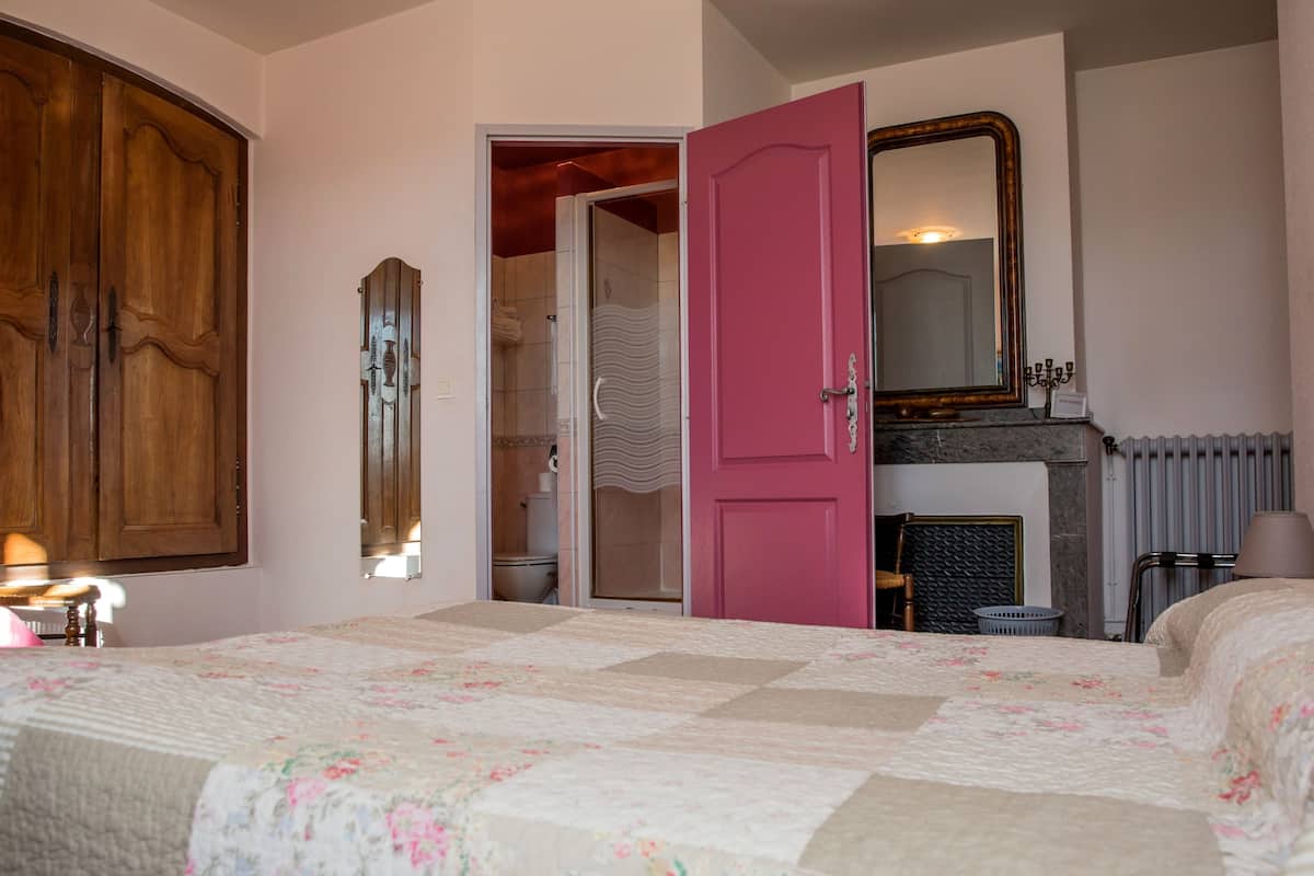 comfort double room | desk, soundproofing, free cots/infant beds, free wifi