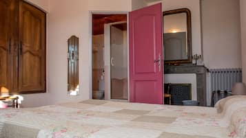 Bureau, chambres insonorisées, lits bébé (gratuits), Wi-Fi gratuit