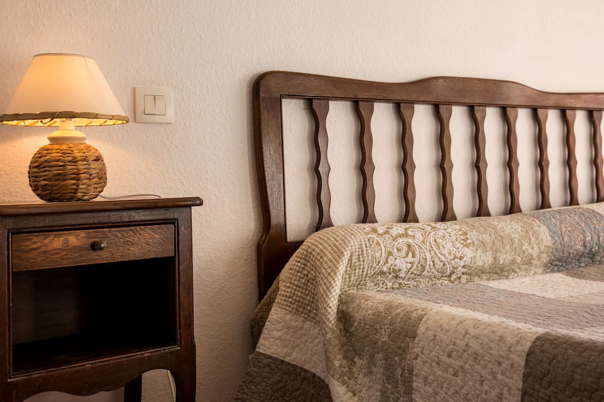 double room | desk, soundproofing, free cots/infant beds, free wifi