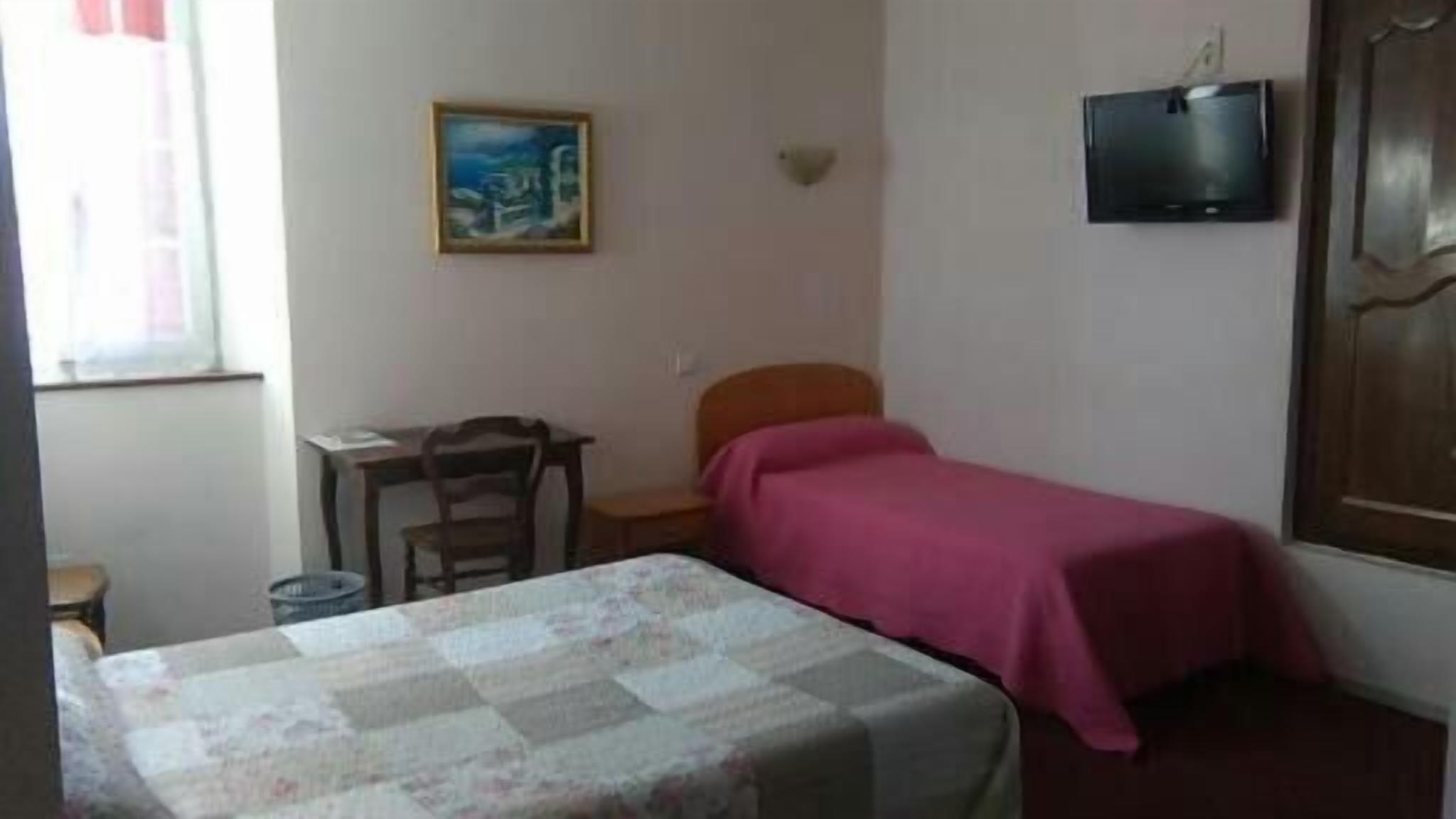 desk, soundproofing, free cots/infant beds, free wifi