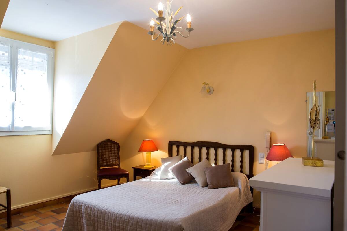 double room | desk, soundproofing, free cots/infant beds, free wifi