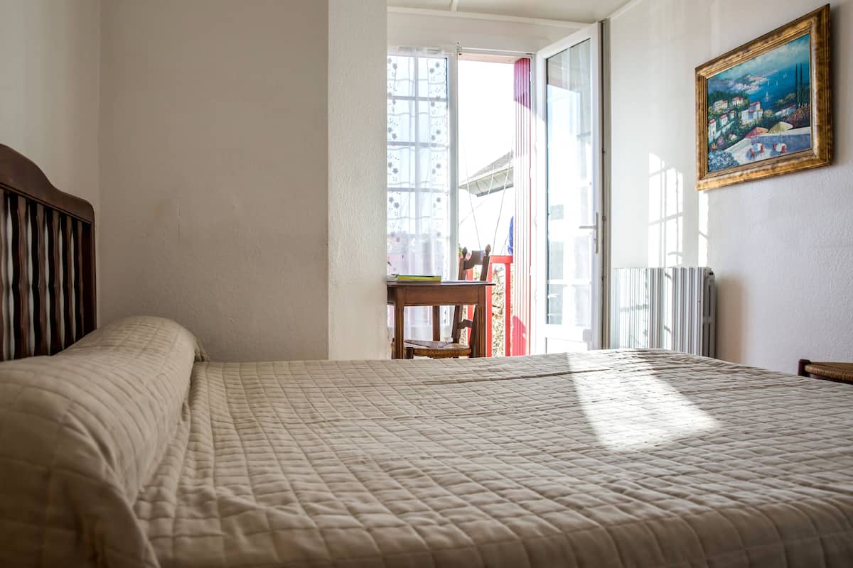 double room | desk, soundproofing, free cots/infant beds, free wifi