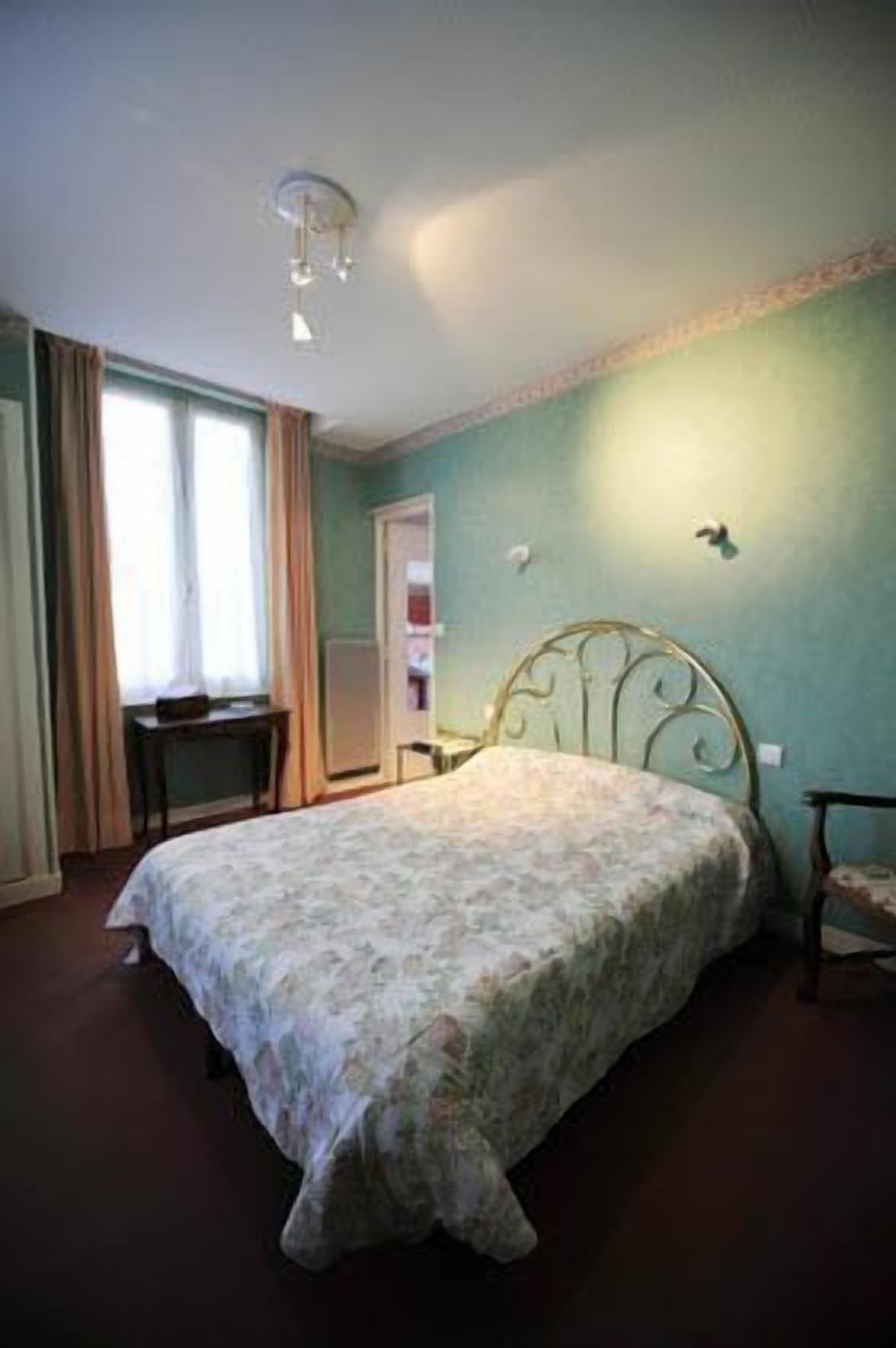 double room | desk, soundproofing, free cots/infant beds, free wifi