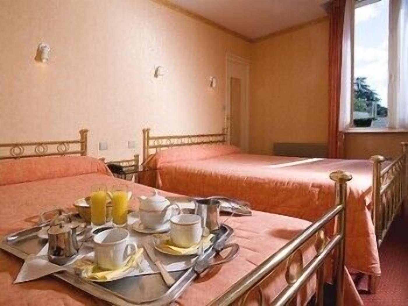 double room | desk, soundproofing, free cots/infant beds, free wifi