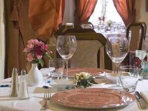 Se sirven comidas, cenas y cocina francesa