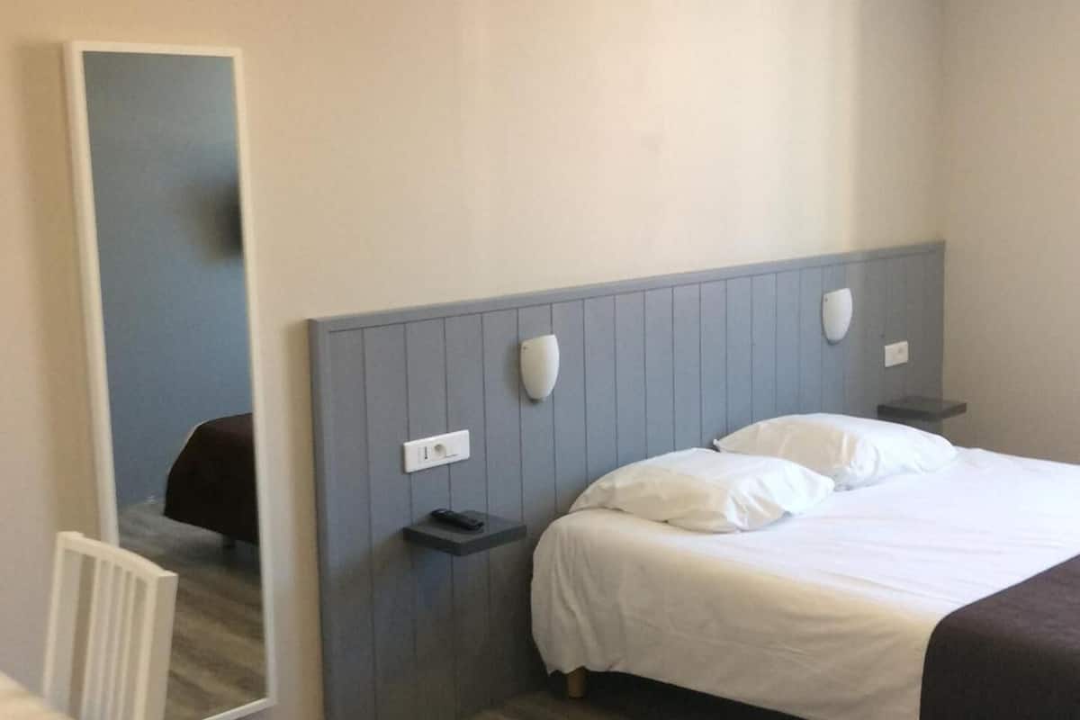 desk, soundproofing, free cots/infant beds, free wifi