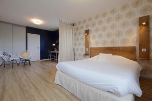 Escriptori, cortines opaques, planxa i posts de planxar i wifi gratuïta 