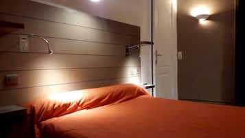 Escritorio, sistema de insonorización, cuna de viaje y wifi gratis