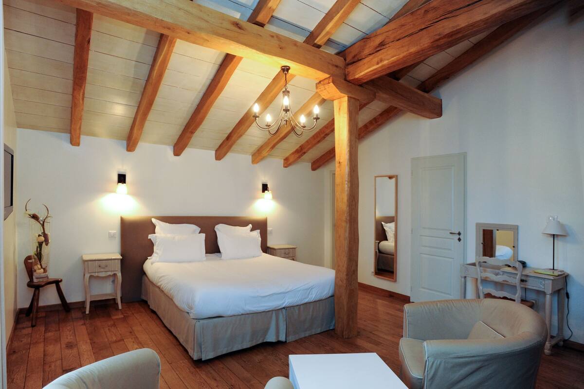 Premium bedding, desk, soundproofing, free cots/infant beds