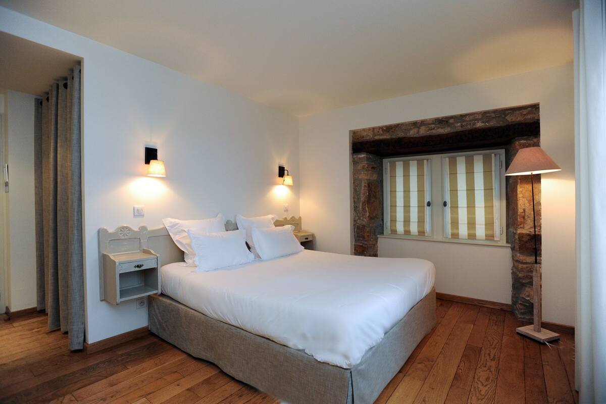 Premium bedding, desk, soundproofing, free cots/infant beds
