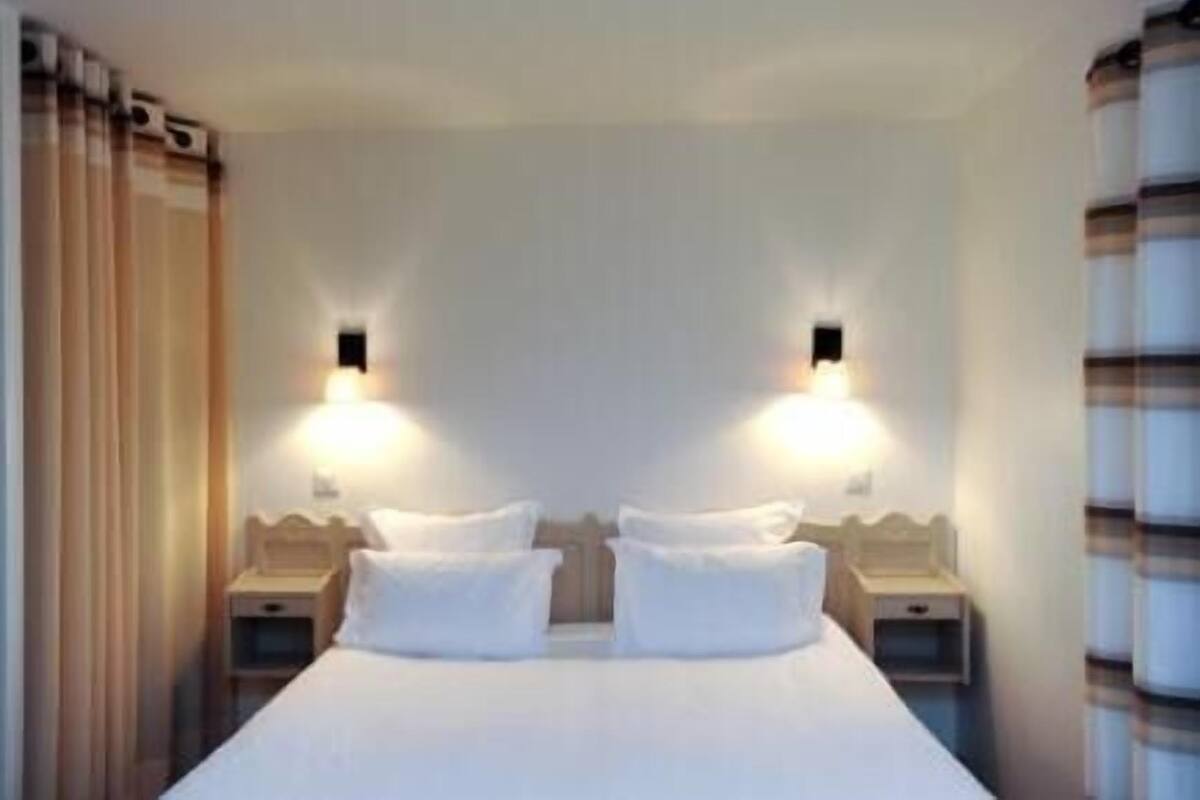 Premium bedding, desk, soundproofing, free cots/infant beds