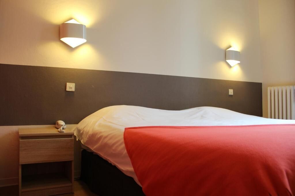 In-room safe, desk, rollaway beds (surcharge), WiFi (free)