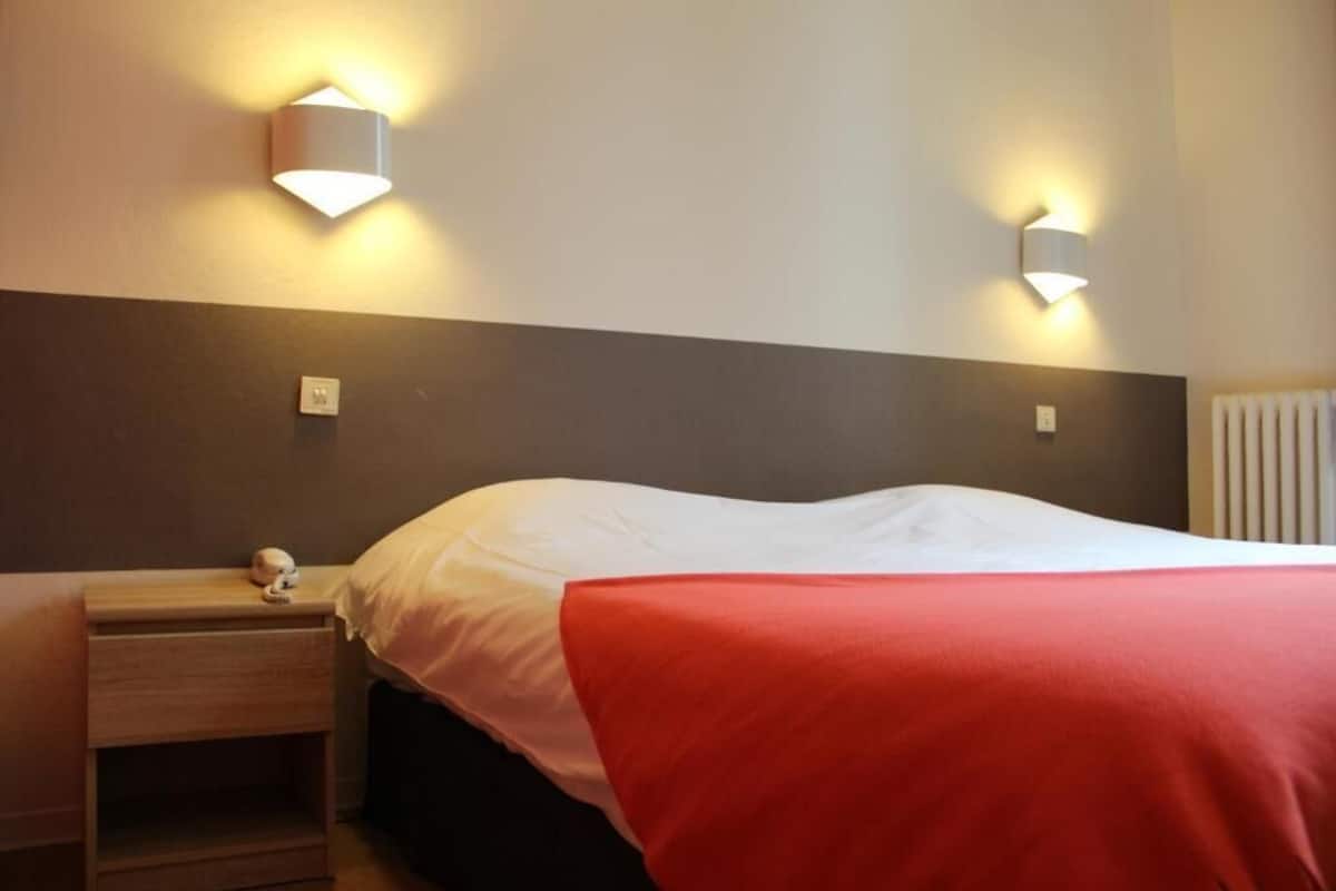 In-room safe, desk, rollaway beds (surcharge), WiFi (free)