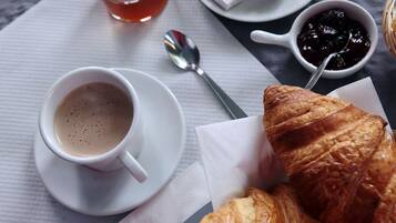 Bữa sáng buffet hàng ngày (9 EUR/mỗi người)