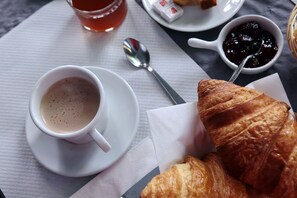 Desayuno buffet diario (EUR 9 por persona)