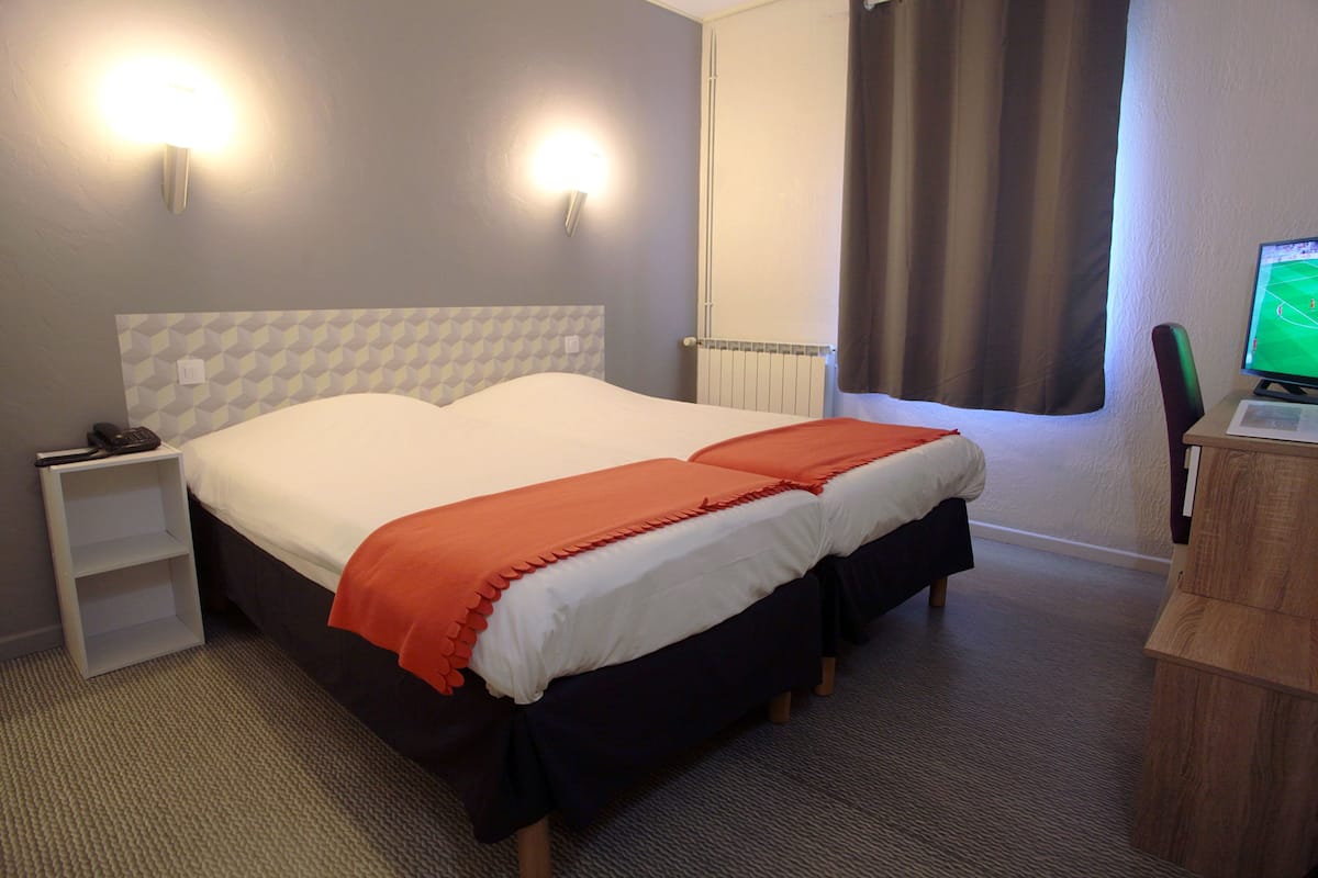Standaard tweepersoonskamer | Een kluis op de kamer, een bureau, geluiddichte muren, gratis babybedden