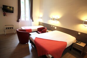 Family Triple Room | In-room safe, desk, soundproofing, free cots/infant beds - Hôtel des Thermes (Lamalou-les-Bains)