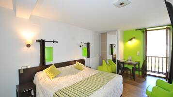 Habitación doble Confort | Escritorio, insonorización, wifi gratis y ropa de cama