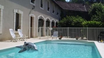 Una piscina al aire libre