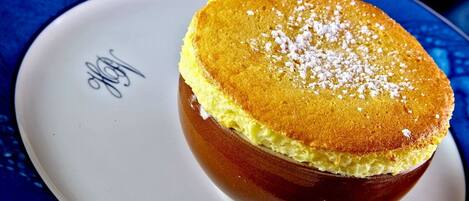 Un postre en un plato.