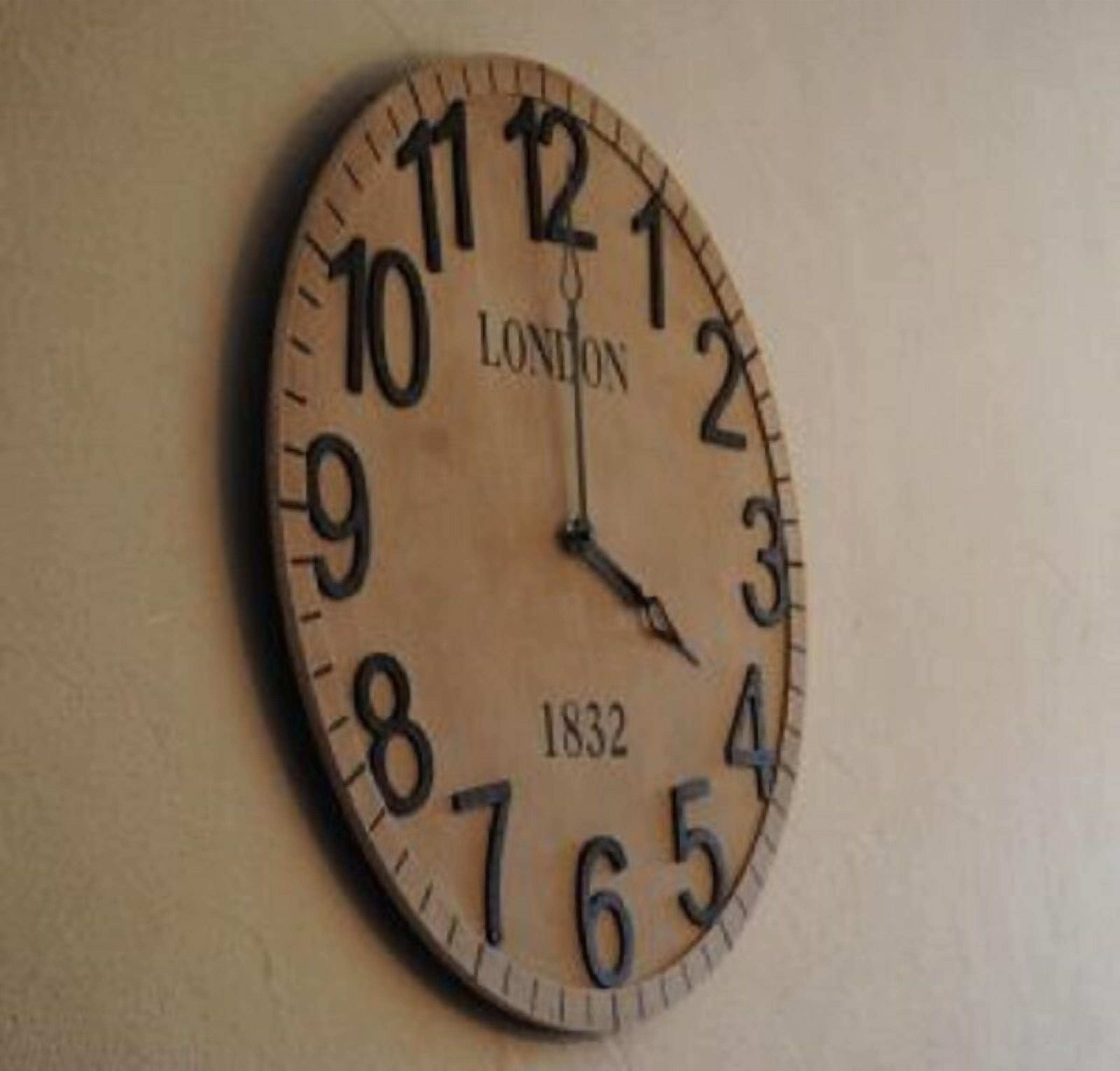 Un reloj de pared redondo con la palabra 'LONDON' y el año '1832' en su esfera.