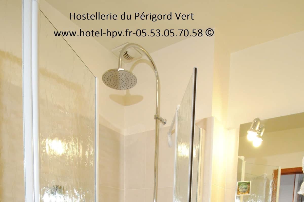 Standard Room, 2 Twin Beds | Bathroom | Towels