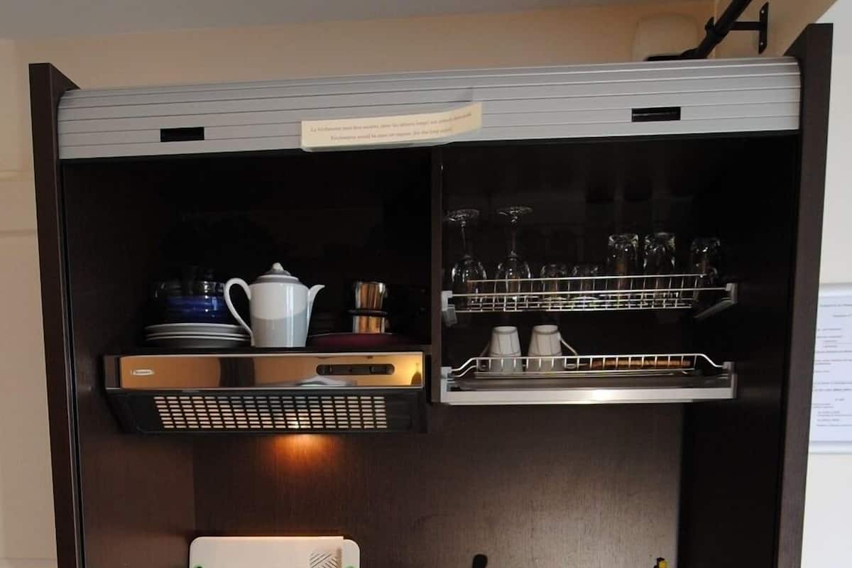 Desk, soundproofing, free WiFi, bed sheets