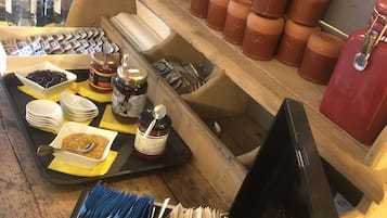 Se ofrece un desayuno bufé (13 EUR por persona)