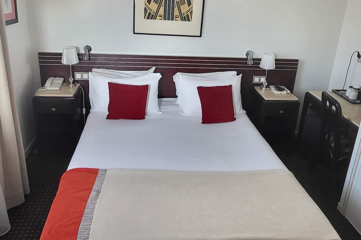 Habitación básica doble | Camas con efecto memoria, minibar y decoración personalizada