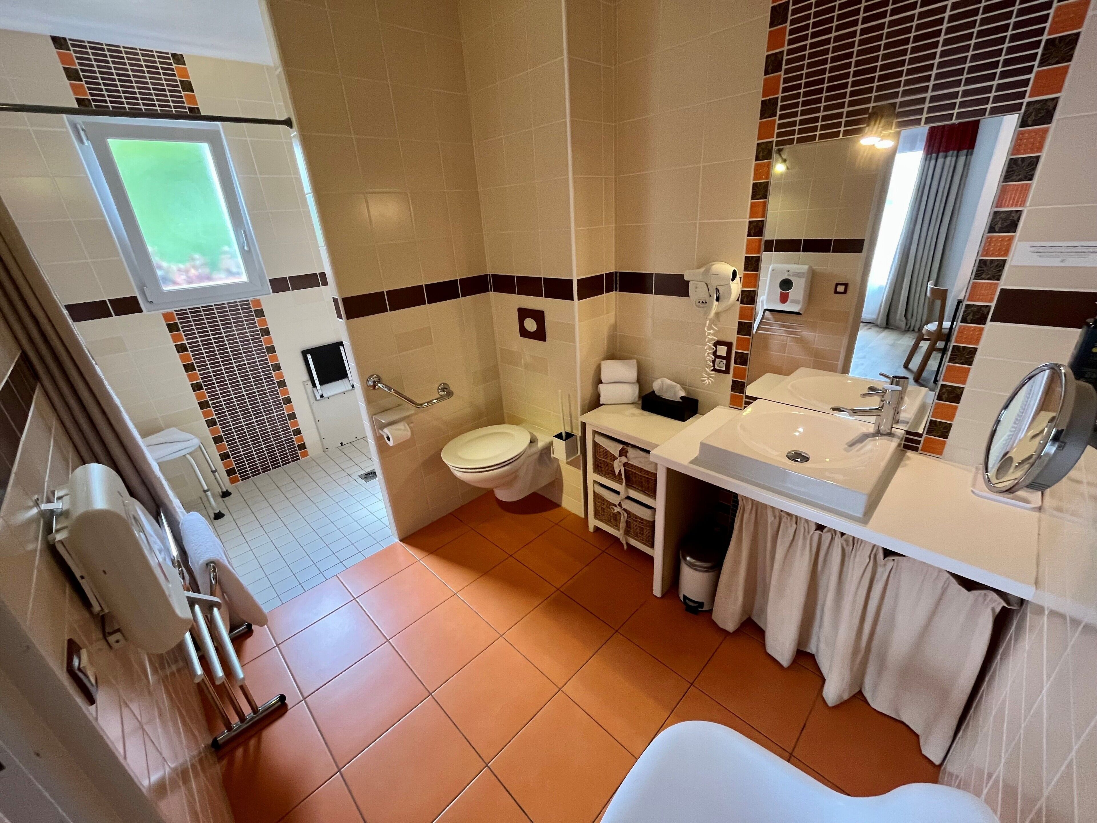 comfort double room, accessible | bathroom | shower, free toiletries, hair dryer, bidet