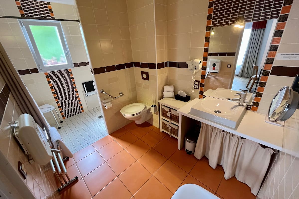 comfort double room, accessible | bathroom | shower, free toiletries, hair dryer, bidet