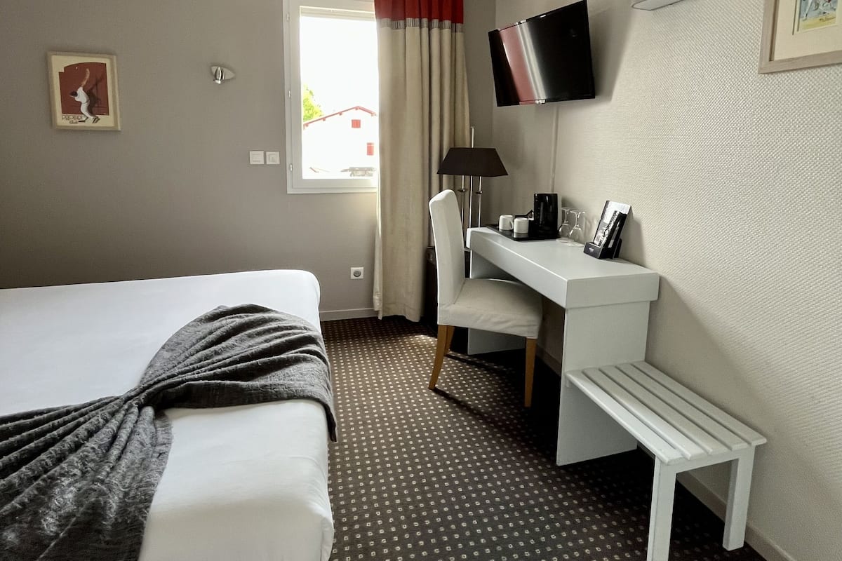 Bedden met traagschuimmatras, een minibar, individueel gedecoreerd