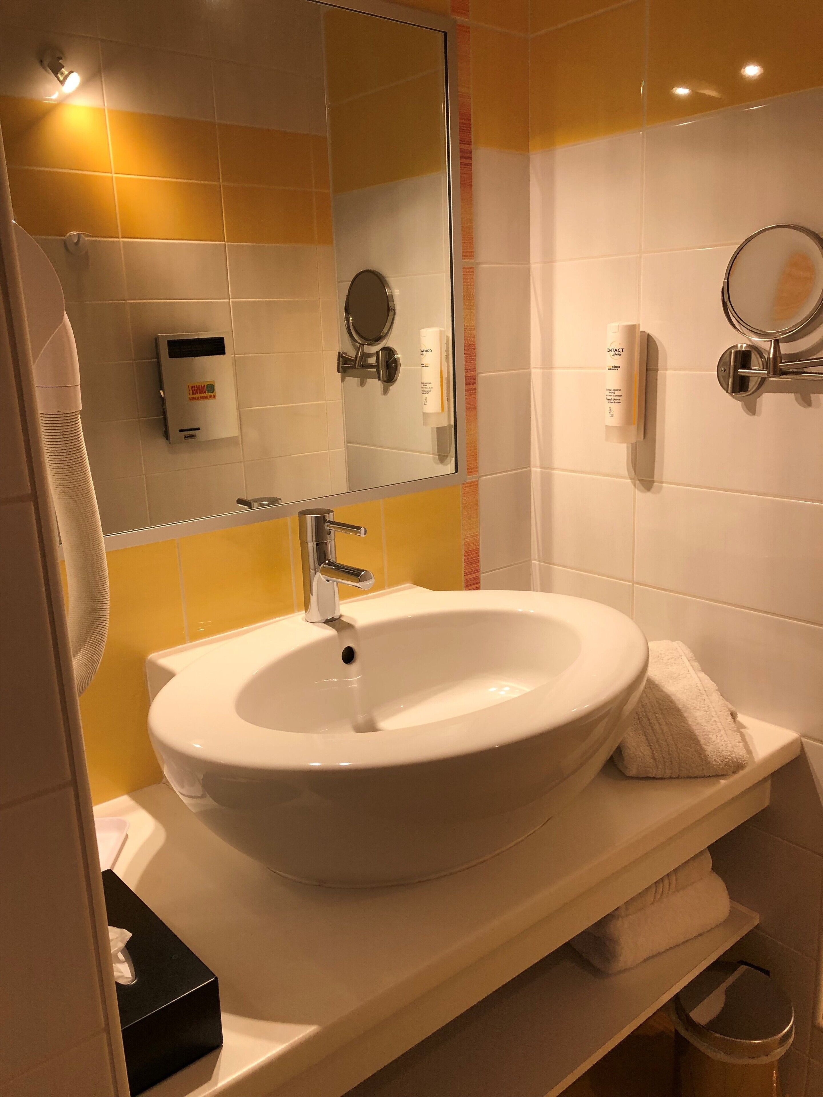 shower, free toiletries, hair dryer, bidet