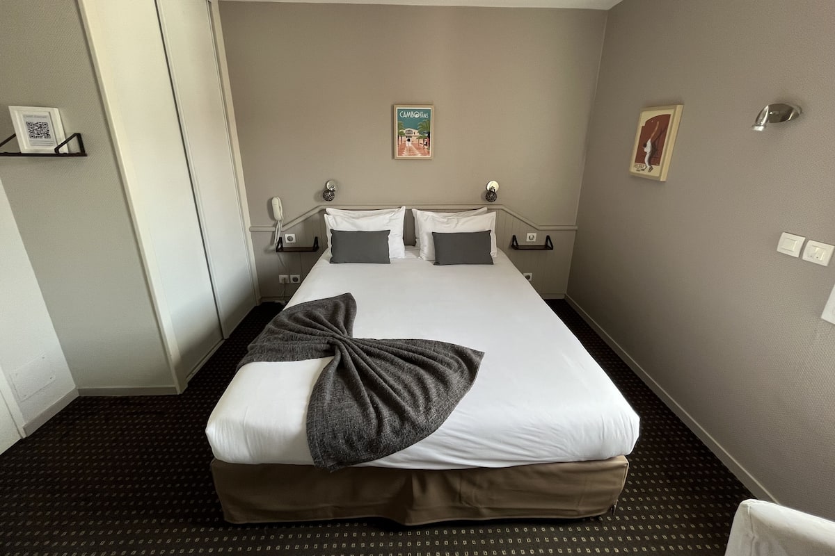Comfort tweepersoonskamer | Bedden met traagschuimmatras, een minibar, individueel gedecoreerd