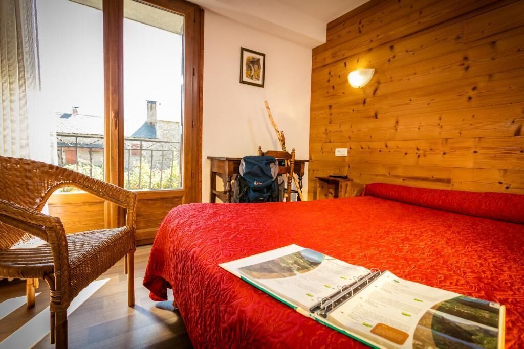 desk, soundproofing, cots/infant beds, free wifi