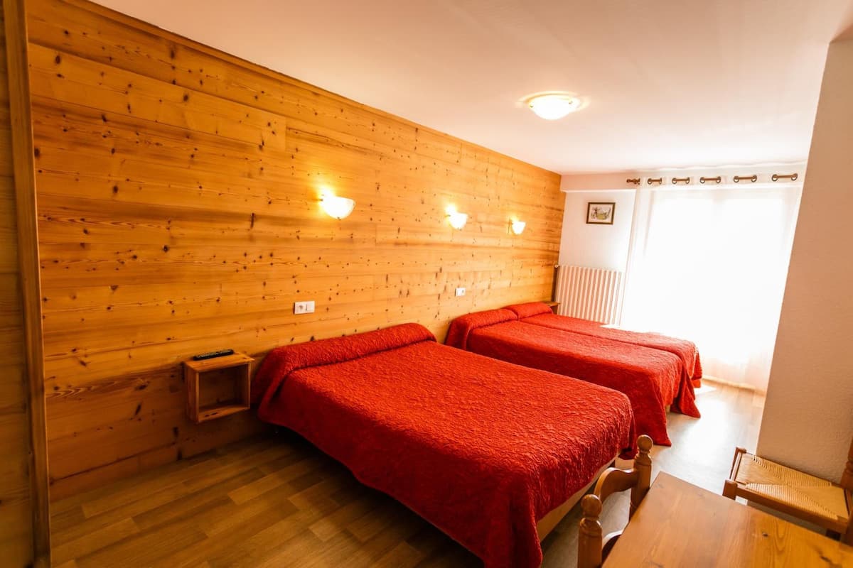 desk, soundproofing, cots/infant beds, free wifi